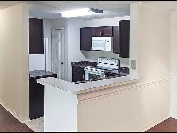 4th image of 1909 Summer Club Dr APT 201