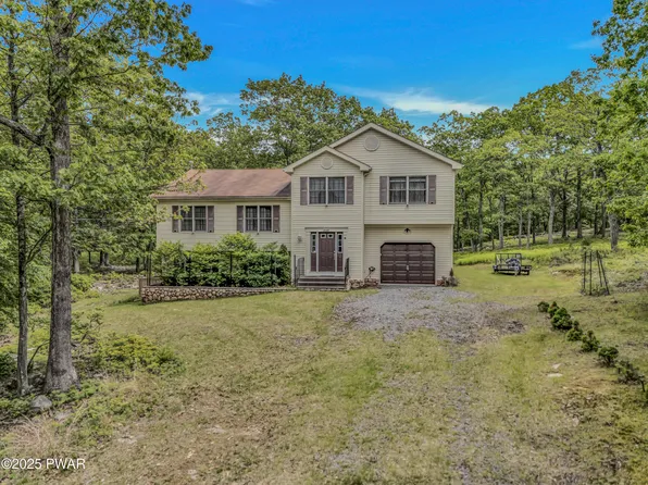 2106 Blueberry Ct, Bushkill, PA 18324