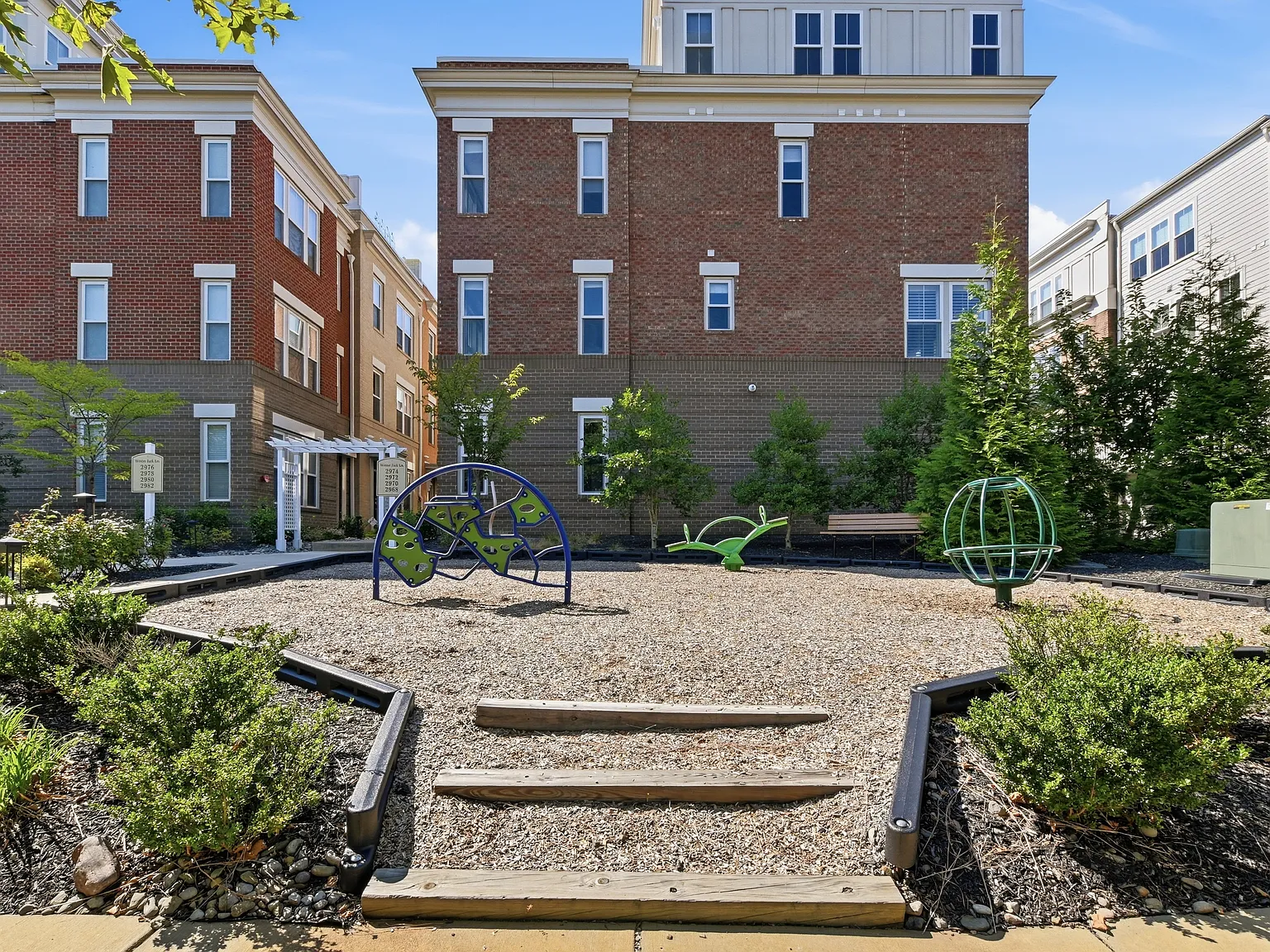 3 bed, 4.5 bath, 3008 sqft, $5,750 — Photo 3