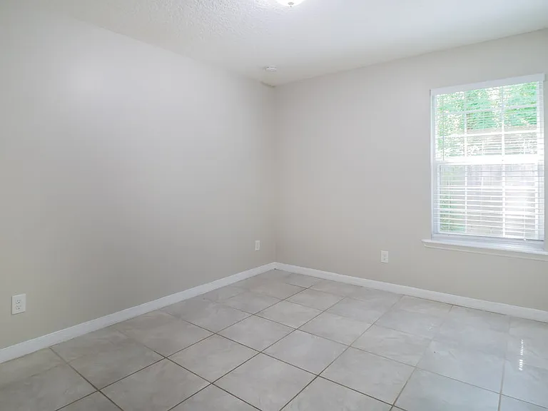 1040 W 7th St — Photo 12