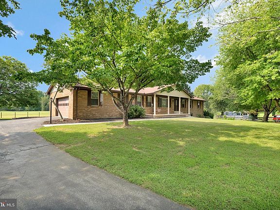 3rd image of 61 Honeysuckle Ln