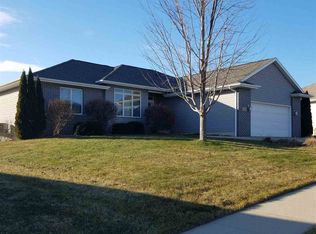 2116 Barkwood Dr, Cedar Falls, IA 50613