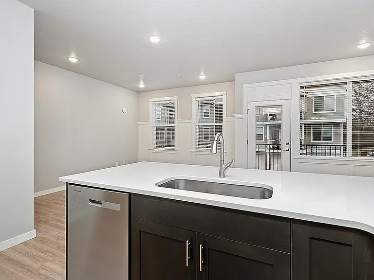 Latitude 40 One Bedroom Kitchen