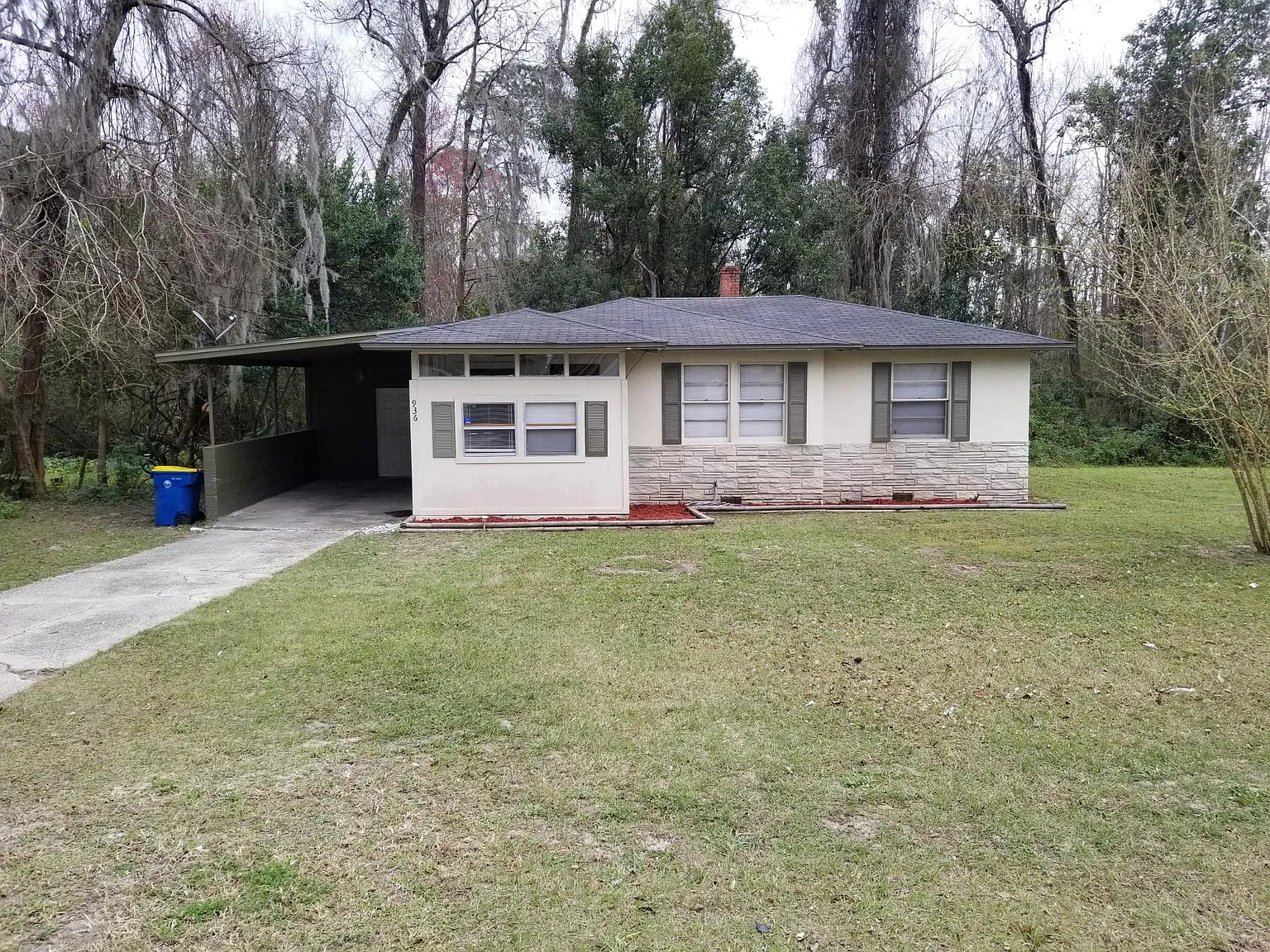 3 bed, 975 sqft, $1,300 — Photo 2