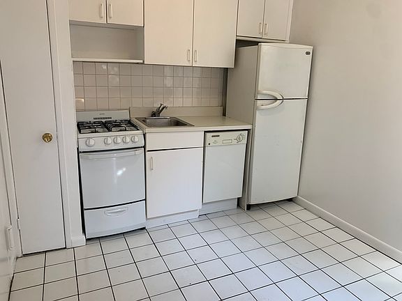 5th image of 221 E 83rd St #5A