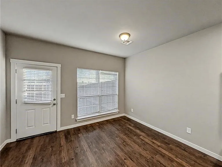 862 Oakwood Ln — Photo 2