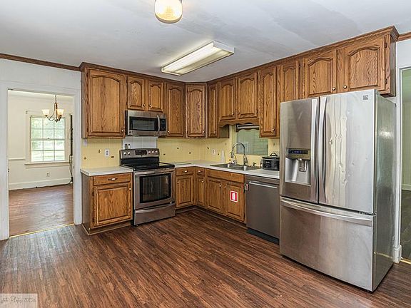 5th image of 216 S Hillcrest Dr