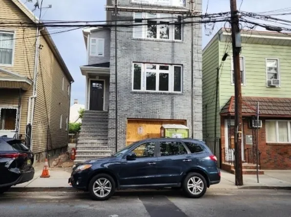 17 Komorn St, Newark City, NJ 07105