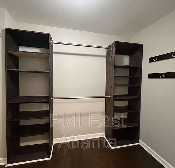 422 Live Oak Pass — Photo 11