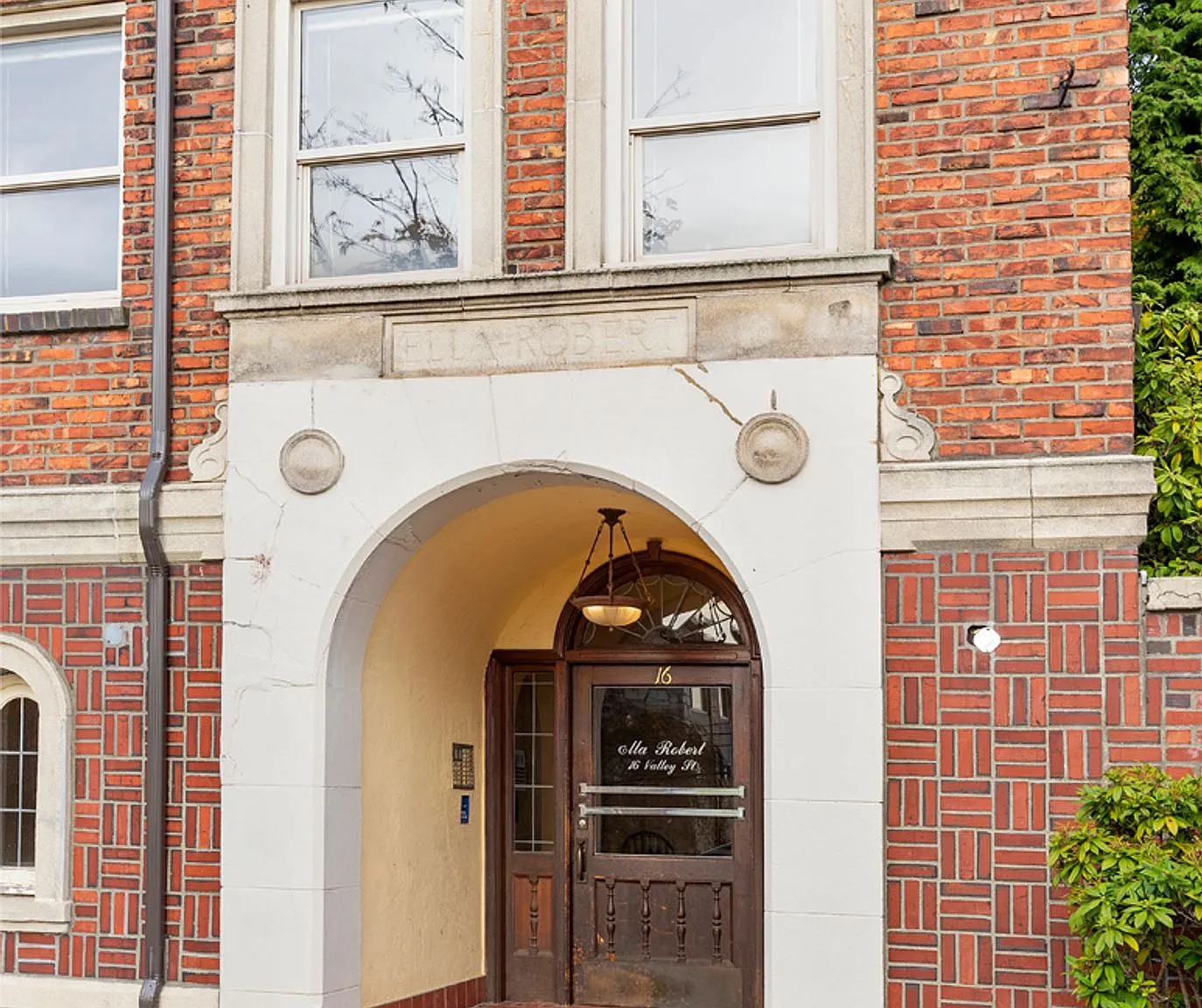Ella Robert | 2br Available | Steps from Seattle Center — Photo 3