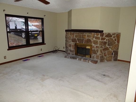 2nd image of 108 Brokenwood Ln
