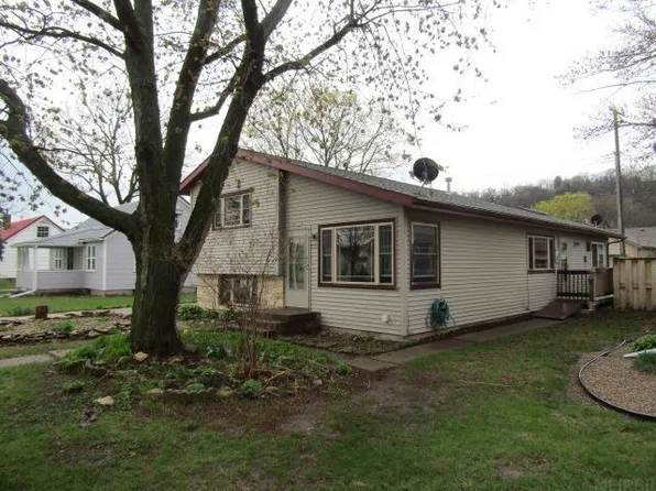 826 N 2nd St, Guttenberg, IA 52052