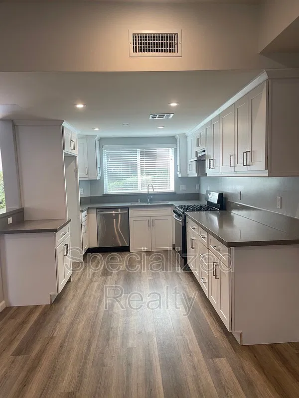 3 bed, 2.5 bath, 1430 sqft, $3,995 — Photo 2