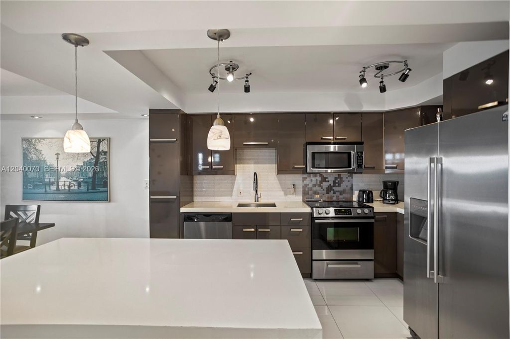 3050 N Palm Aire Dr APT 710, photo 2