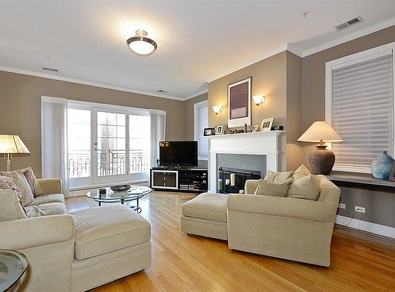 2nd image of 608 Hinman Ave APT 2S
