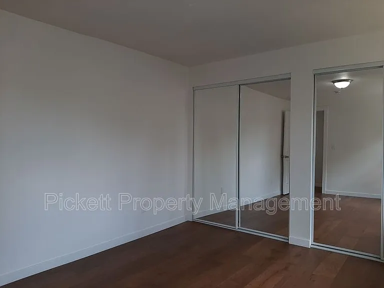 212 NE Torval Canyon Rd — Photo 11