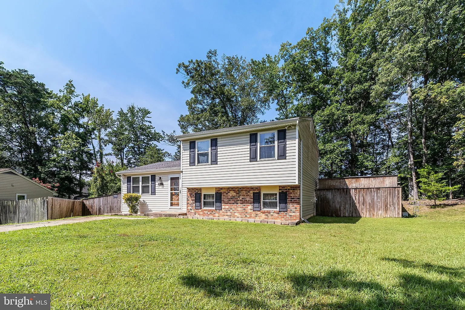 2402 Oakwood Ct photo 1