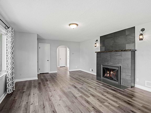 4th image of 13401 Osborne St