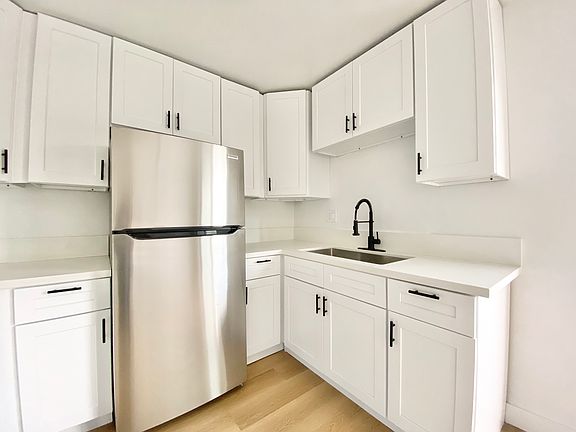 3rd image of 136 S Oxford Ave APT 1