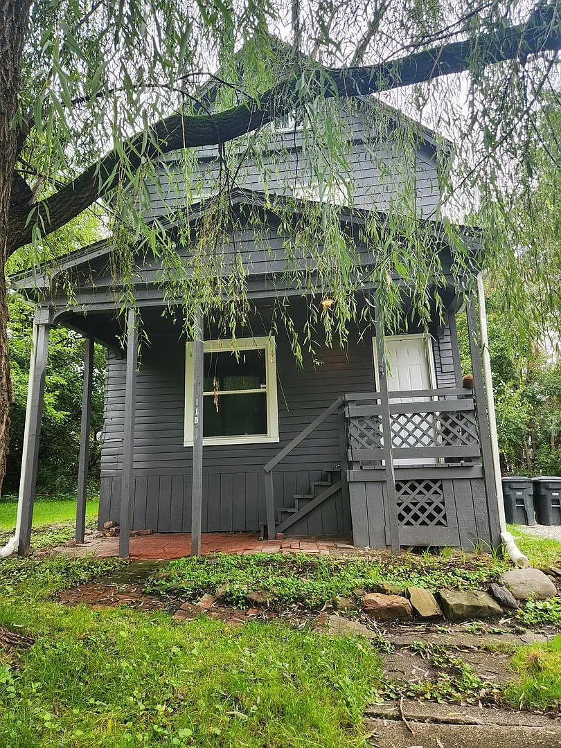 6 Bedroom, 2 Bathroom Home — Photo 1