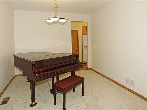5th image of 39W300 Mill Creek Cir W
