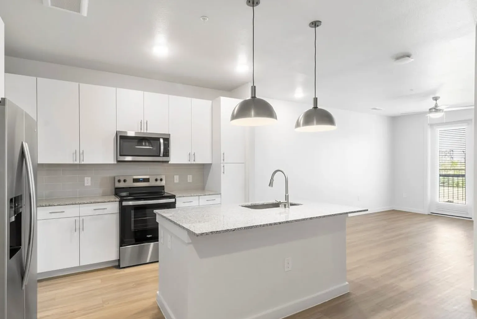 10 Weeks Free South Central, Huge Open Layout, Sleek Interios, W/D, Perfect Location! — Photo 3