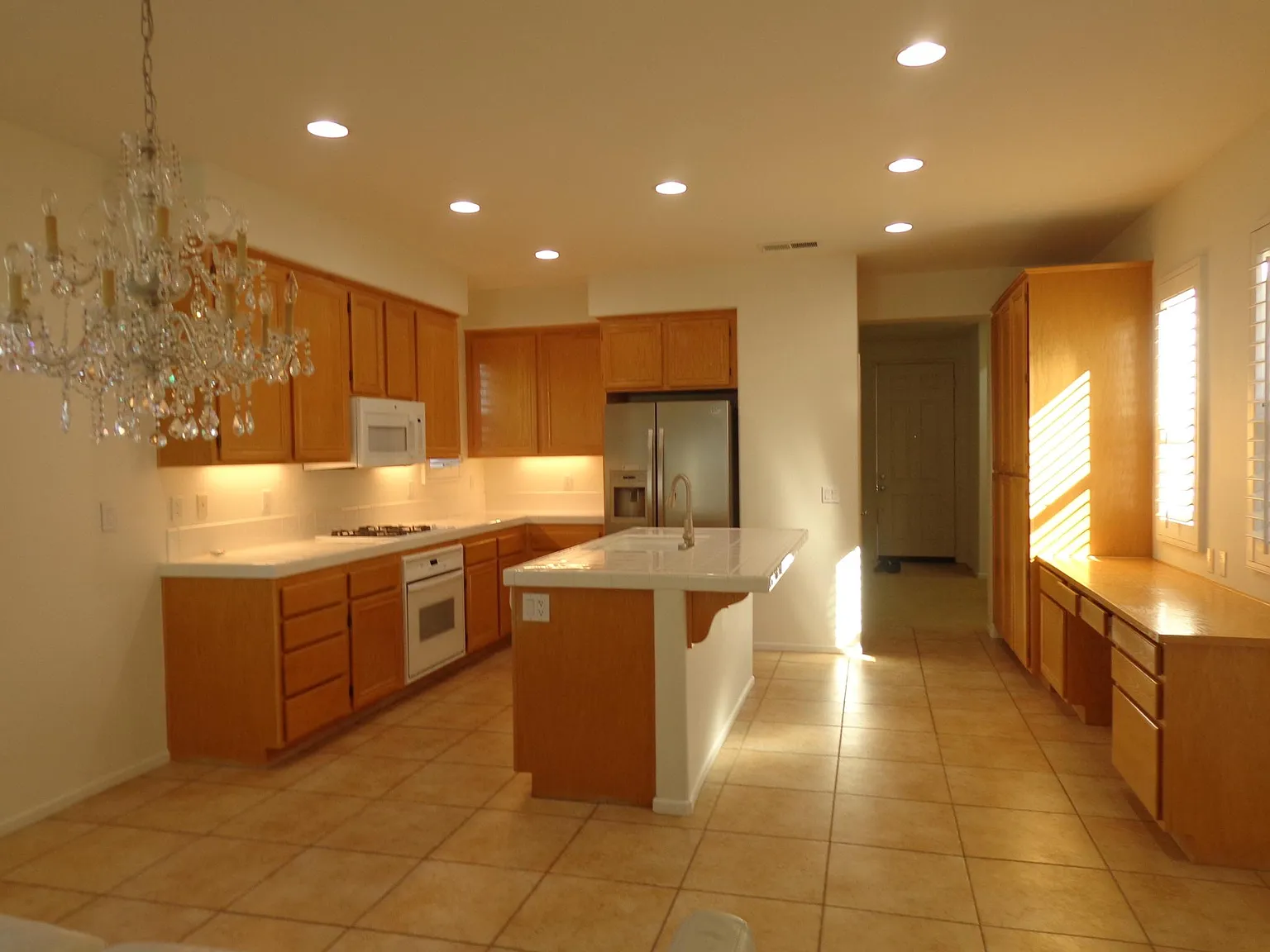 3 bed, 2.5 bath, 2261 sqft, $5,200 — Photo 2