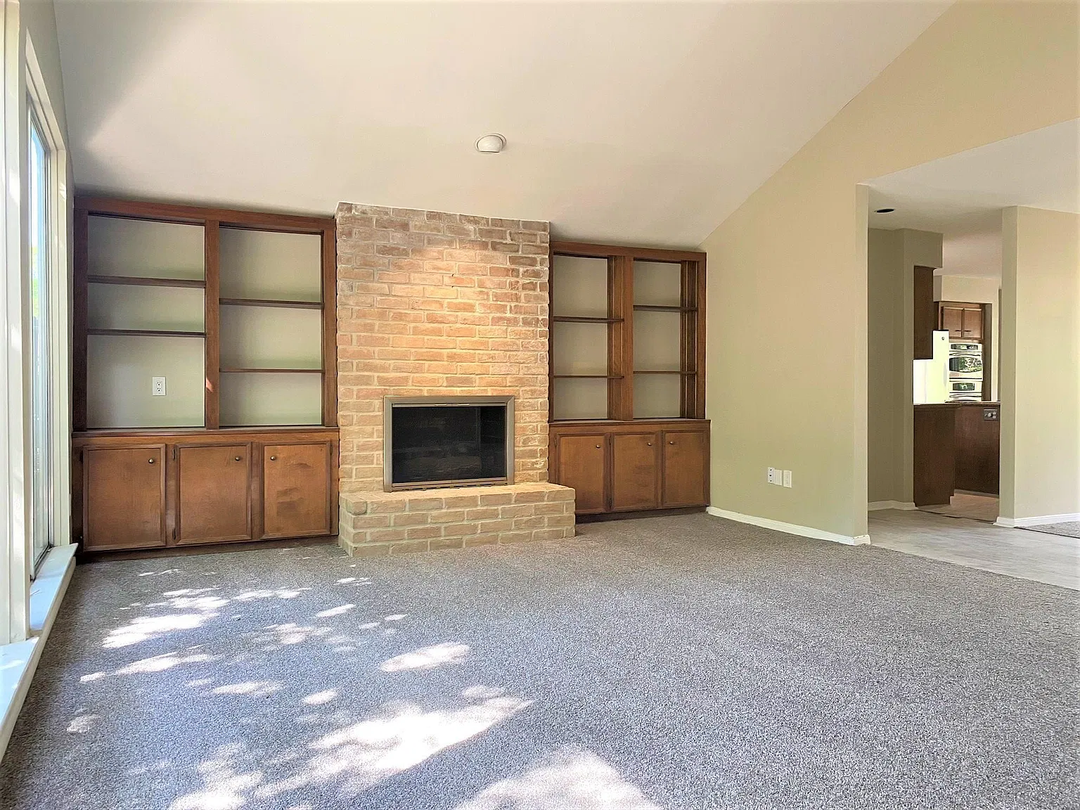 3 bed, 2.0 bath, 1979 sqft, $2,450 — Photo 3