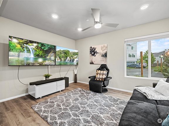 3rd image of 32683 Park Butte Lane