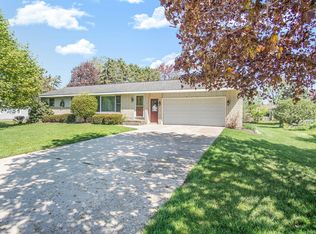 415 Huizenga Ave, Zeeland, MI