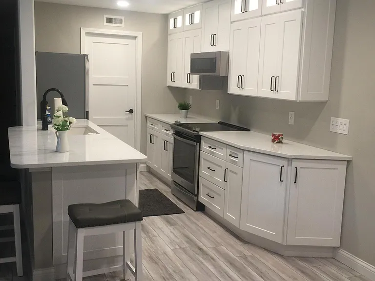 490 Lakeview Dr — Photo 1