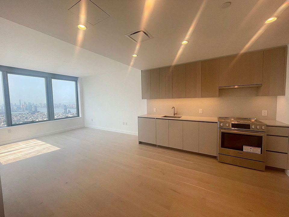 1st image of 3 Court Sq APT 6009