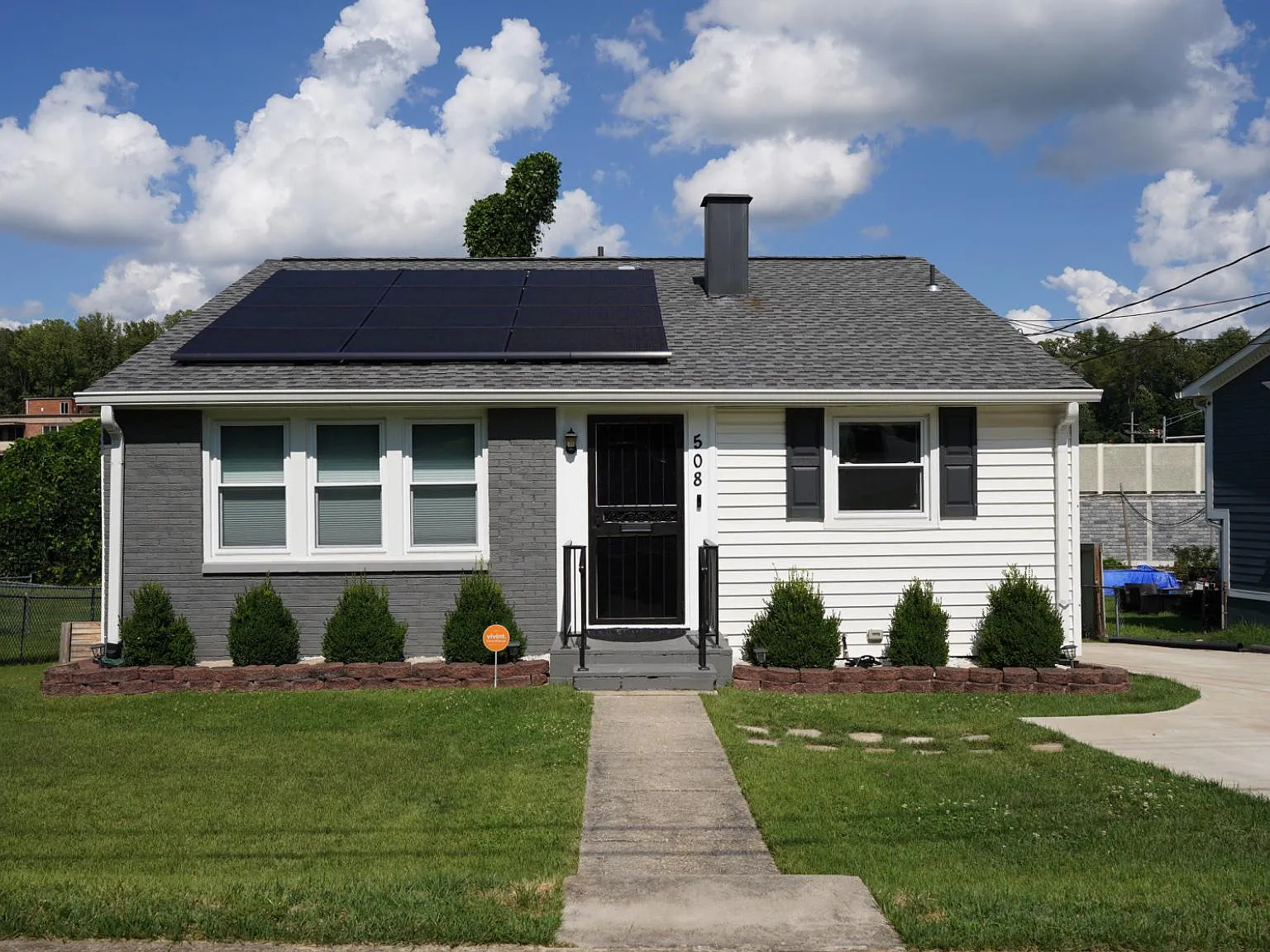 3 bed, 1.5 bath, 1184 sqft, $2,600 — Photo 1