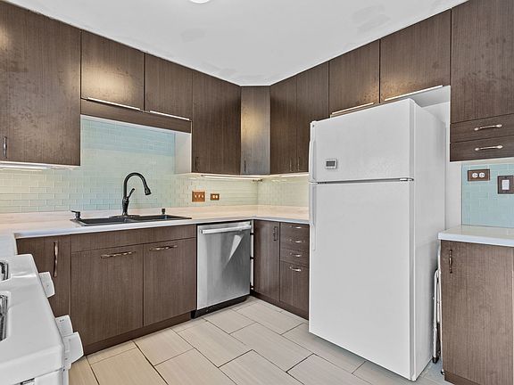 4th image of 16715 Oconto Ave