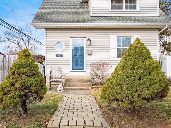 3rd image of 1563 N Star Ave