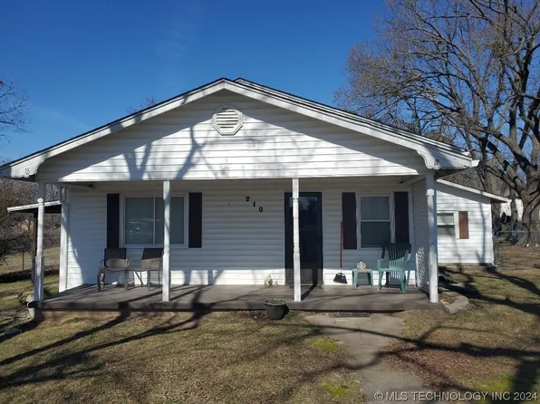 210 W 8th St, Weleetka, OK 74880