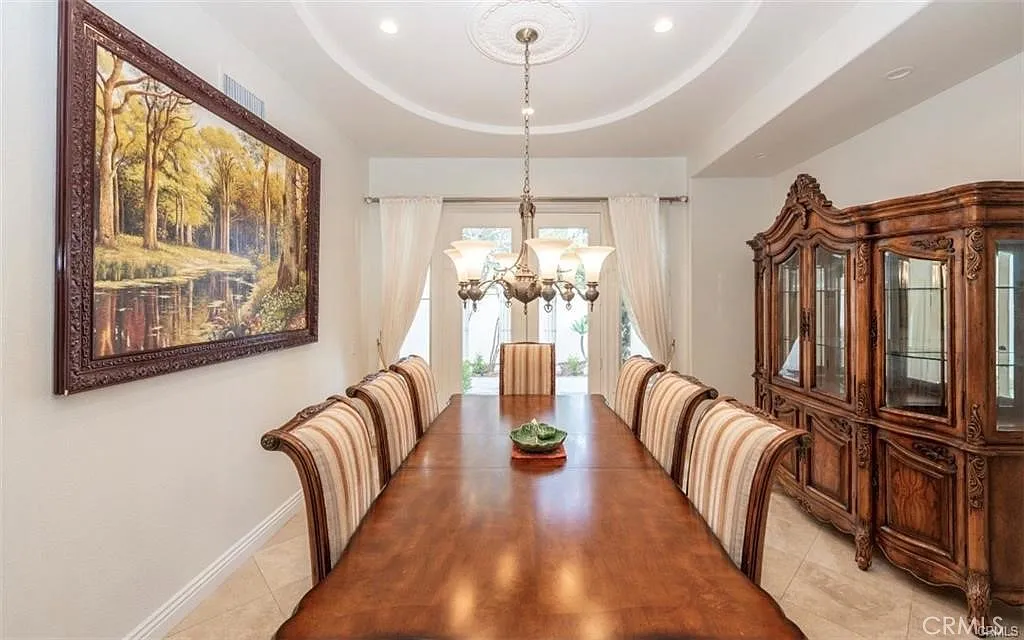 5 bed, 4.5 bath, 4000 sqft, $14,000 — Photo 4