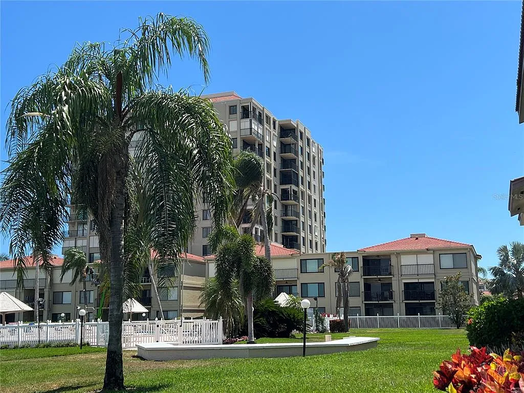 2 bed, 2.0 bath, 890 sqft, $2,500 — Photo 2