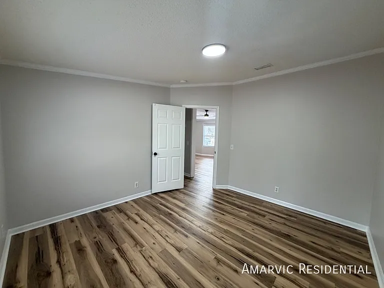 450 Wendy Ln — Photo 7