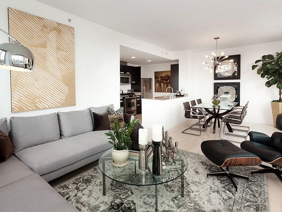 5th image of 300 Berry St Unit 1010
