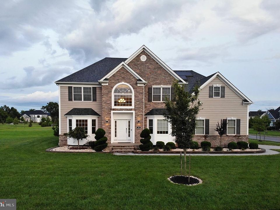 1st image of 18 Surrey Ln