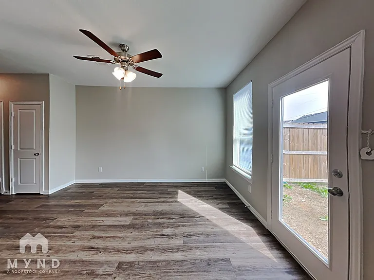 3263 Karen St — Photo 7