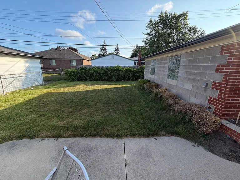 21523 Stephens St — Photo 17