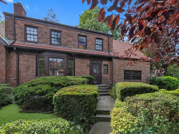 35 Middlemay Pl, Forest Hills Gardens, NY 11375