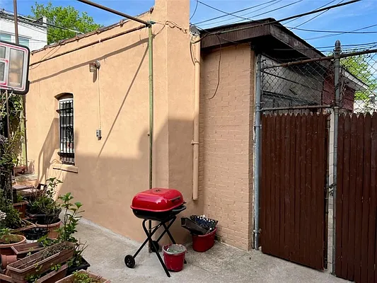 Sold by Remax Real Estate Professionals | media 27