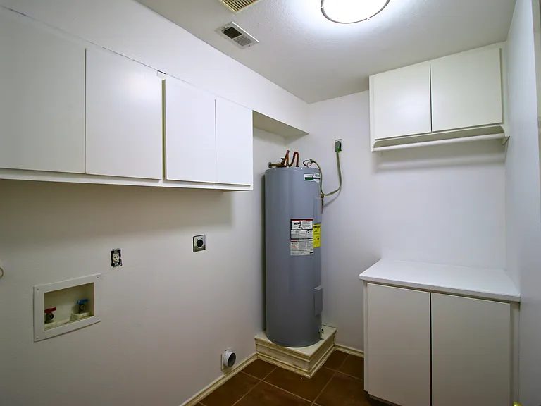 1004 Cougar Country — Photo 15