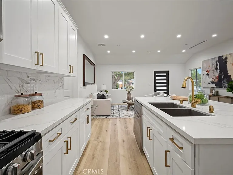 5865 Tobias Ave — Photo 5