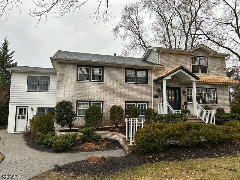1st image of 13 Deerfield Dr