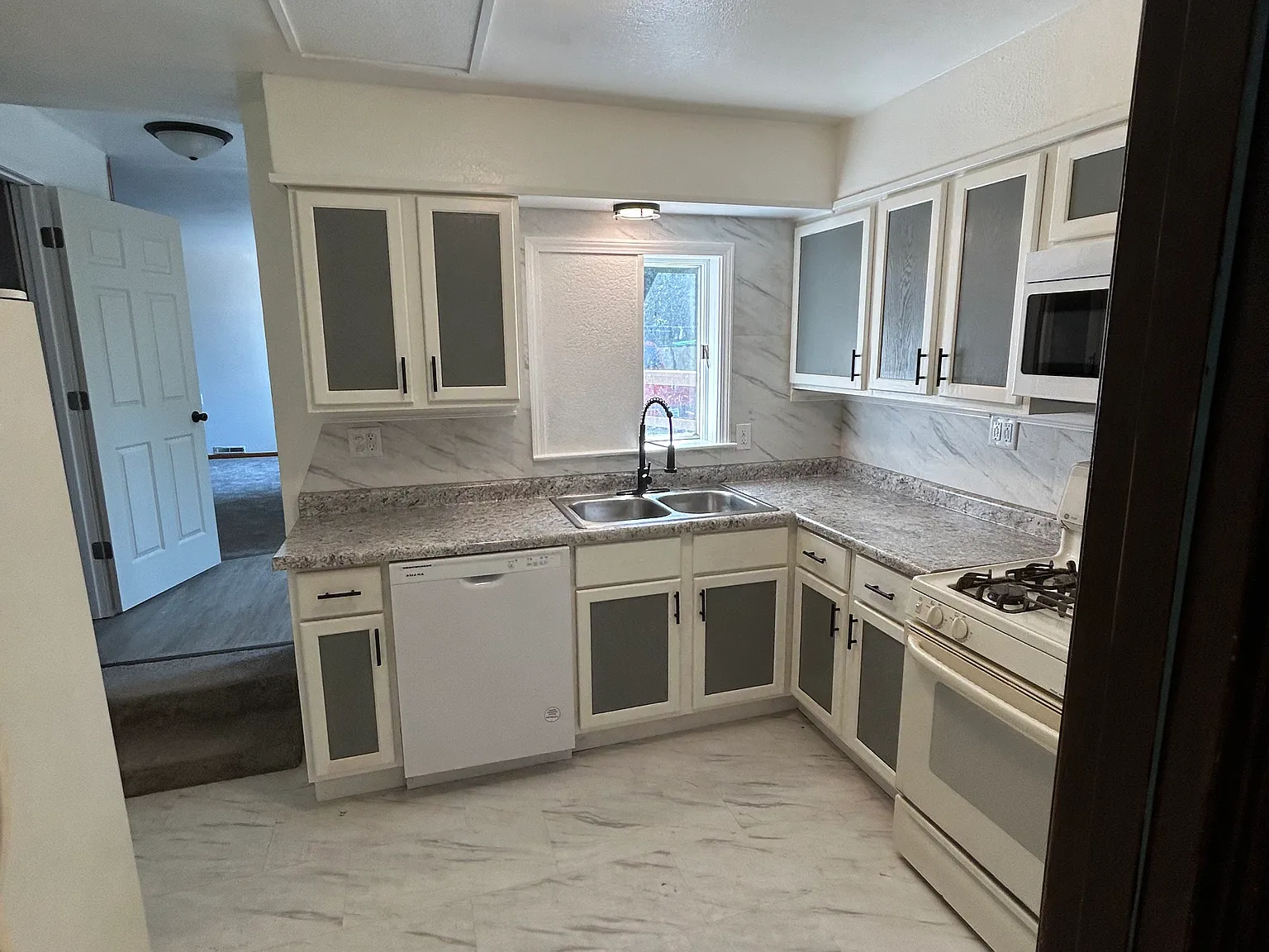 1600 Elm Rd NE — Photo 4