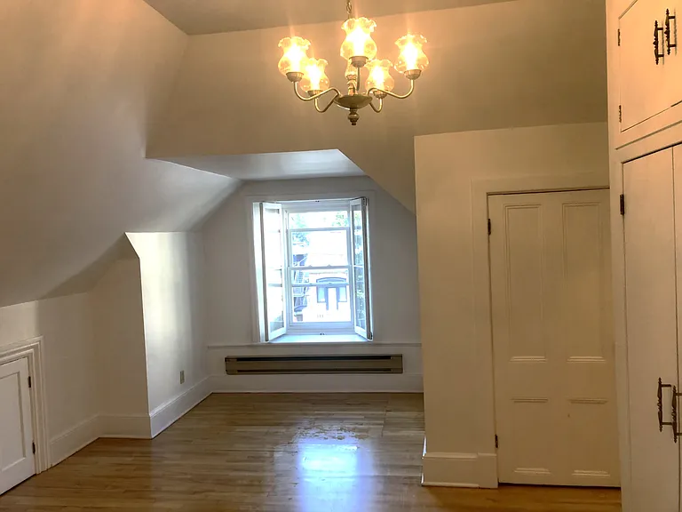 292 Frank St — Photo 3